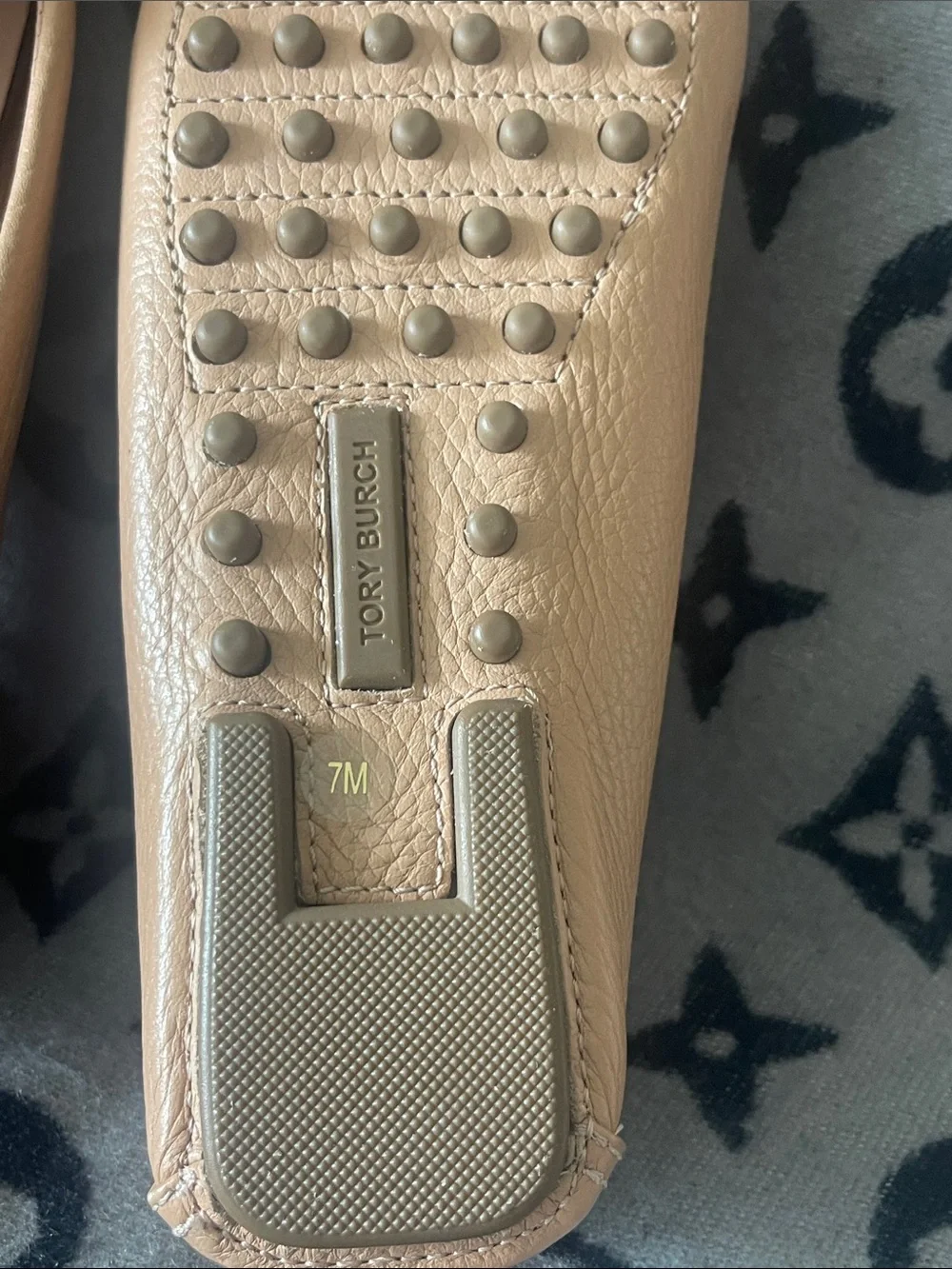 NWOT Tory Burch neutral Leather Logo Driving Loafers with Gold Emblem